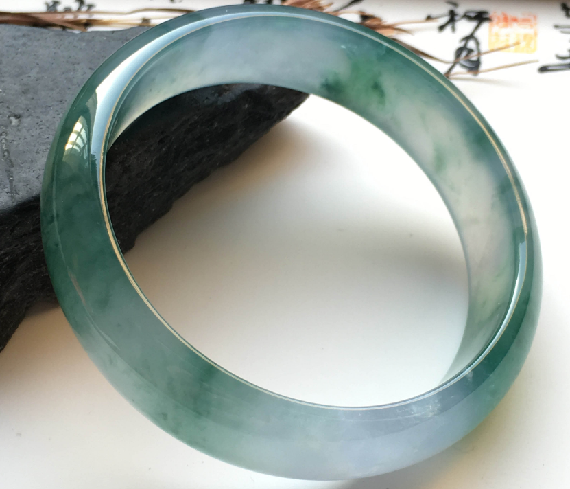 翡翠手镯|翡翠手镯上面的裂纹，有了这样物质的存在，翡翠手镯是否还值钱？