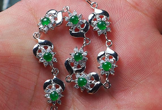 三彩|翡翠中的知识非常复杂,三彩不等于三色,含义价钱都相差很多