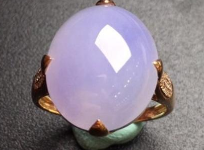 翡翠|买翡翠就购买正绿首饰，不要买偏色玉石，否则从颜色上就输了