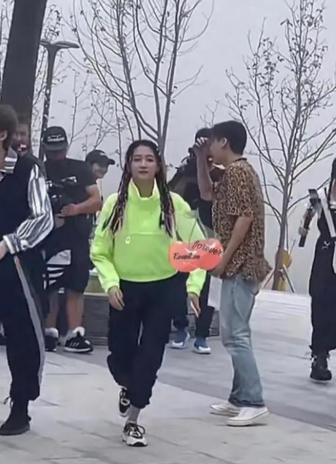 李易峰|《镜.双城》男配均是大高个，李易峰身高受争议，网友晒图发问