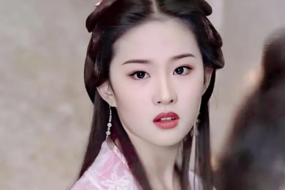 刘亦菲|刘亦菲被男子扑倒,浑身多处受伤,卓伟直言她的生活很不容易