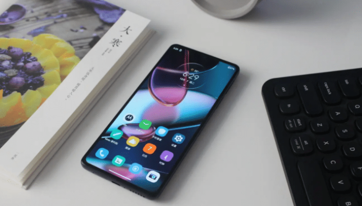 摩托罗拉|摩托罗拉推出“新冠军版”，骁龙8加持，12+512GB仅售2999元