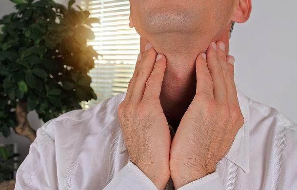甲状腺癌|甲状腺癌善于“伪装”,医生提醒:频繁出现3异常,预示病情已到晚期