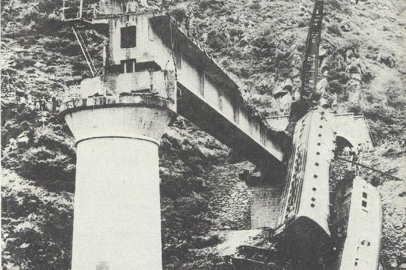 因暴雨泥石流导致的特大列车事故,1981年成昆铁路列车坠桥事故
