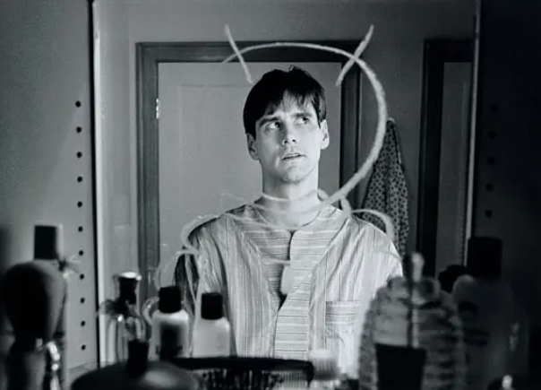 楚门的世界|《楚门的世界》被无死角监视，楚门到底是靠什么找到了自由之门？