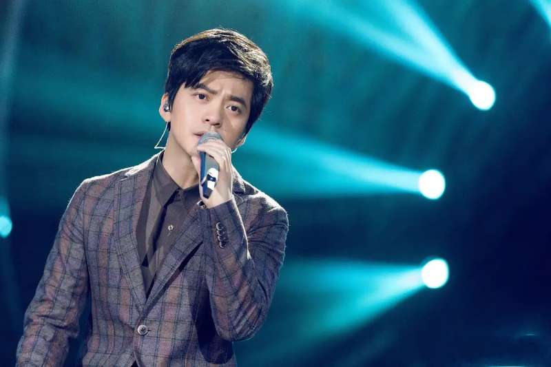 李健|王菲是李健的伯乐，用一曲传奇捧红了李健却给自己找了一堆债务！