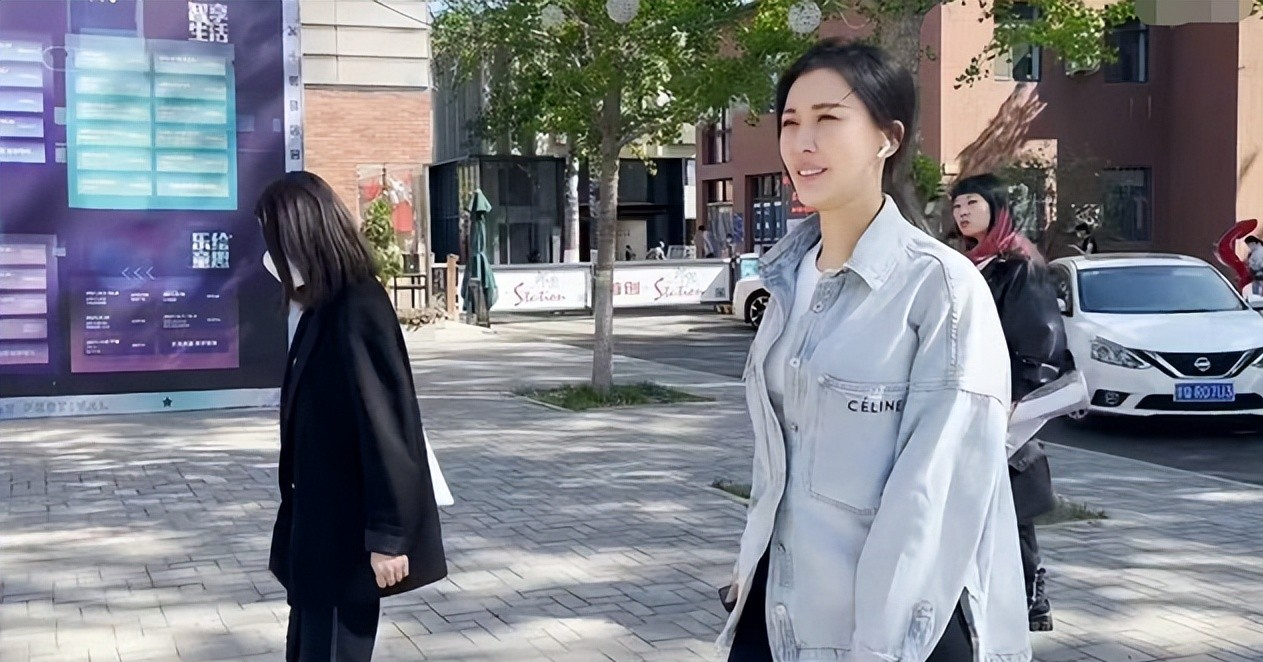 田朴珺|田朴珺秀恩爱，穿紧身衣身材抢镜