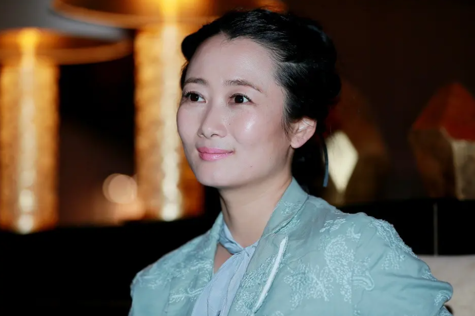 明星 别人减肥靠自律，她减肥靠不生孩子？如今年近50身材成这样，网友感到唏嘘