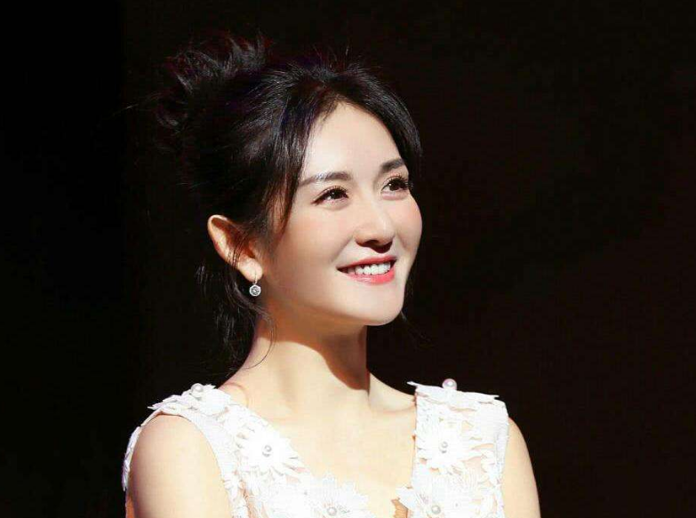 谢娜|谢娜堪称圈内的传奇,好人缘与好业绩,是因能力强还是因高情商