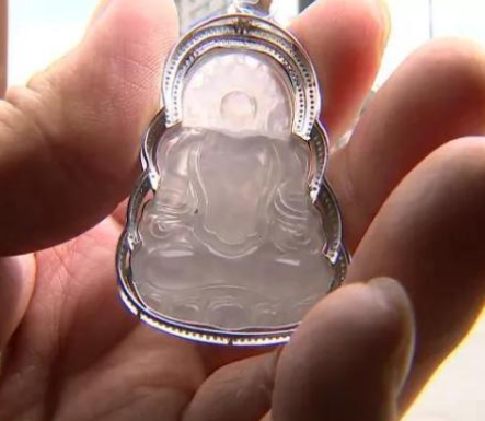 |店员为翡翠吊坠配绳，一不留神摔碎了，感叹工资全没了！