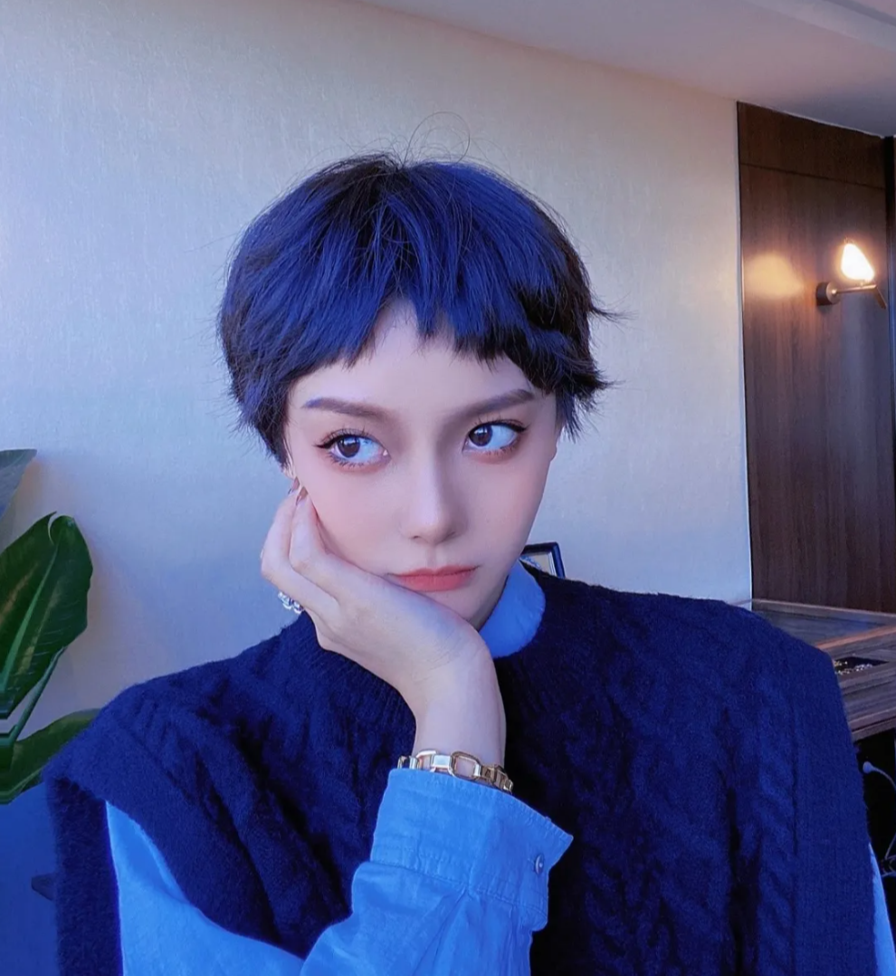 连衣裙 最美女发有哪些?全头烫波波头燕尾发,还有特色刘海短发.