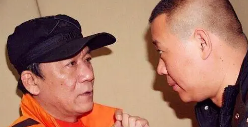 郭德纲|当年郭德纲接到电话：“快回来，你师父侯耀文去世了。”结果郭德纲连葬礼都不去