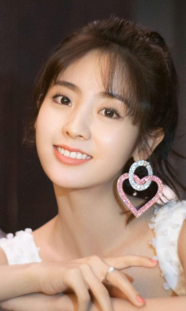 邢菲|邢菲近照，又被美到了，这身打扮我太喜欢了，清新气息扑面而来