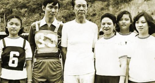 为报恩女子以身相许,婚后发现丈夫早有童养媳,连生五孩成大功臣