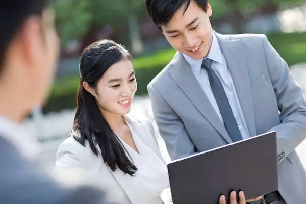 |职场上,领导安排其他人做事,不许自己“帮忙”,下属会怎么表现