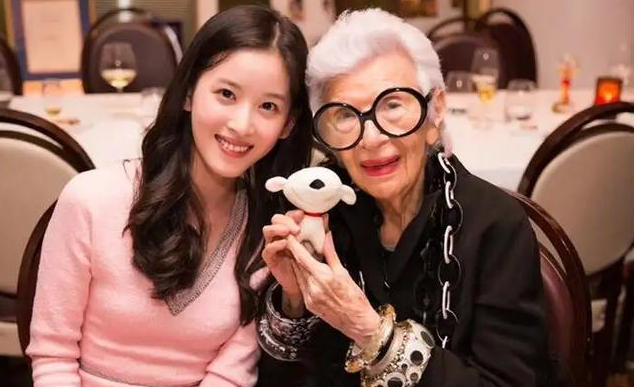 金晨|继刘强东事件之后,章泽天出席晚宴引争议,眼睛肿胀法令纹明显