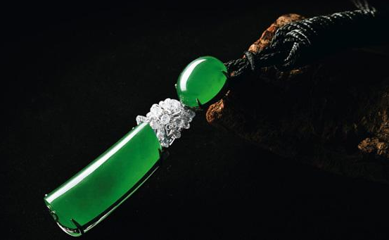 翡翠|在现在这个珠宝圈，如何去挑选一块好翡翠？你知道要注意什么吗？