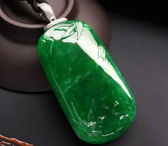 |翡翠品种丰富,油青种和干青种更实惠,因为色泽和质地都一般