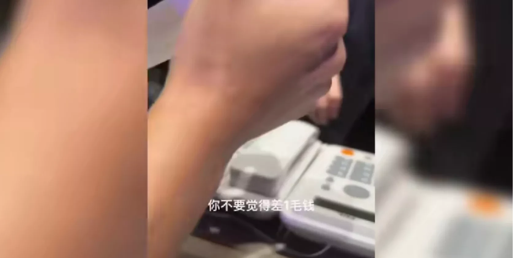 辽宁大连,一男子和朋友去大排挡吃海鲜,结账时发现账单不对劲