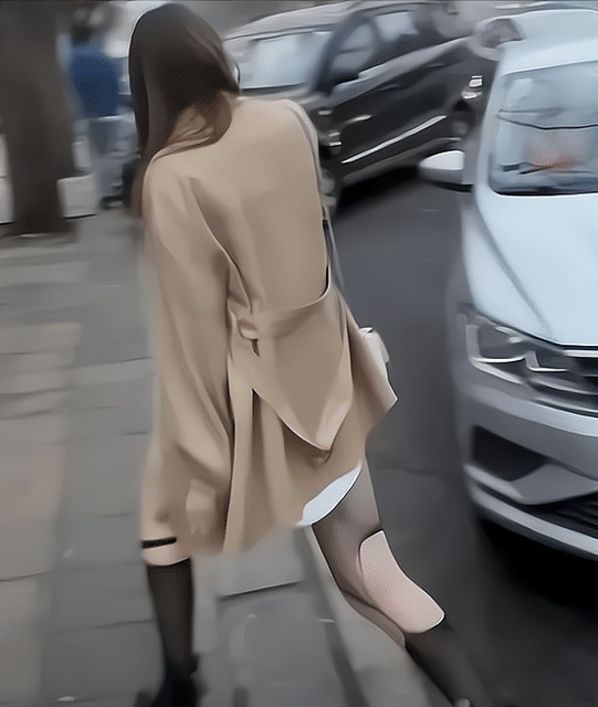 街头一女子穿着奇特,街头边走边打电话,网友:她经历了什么