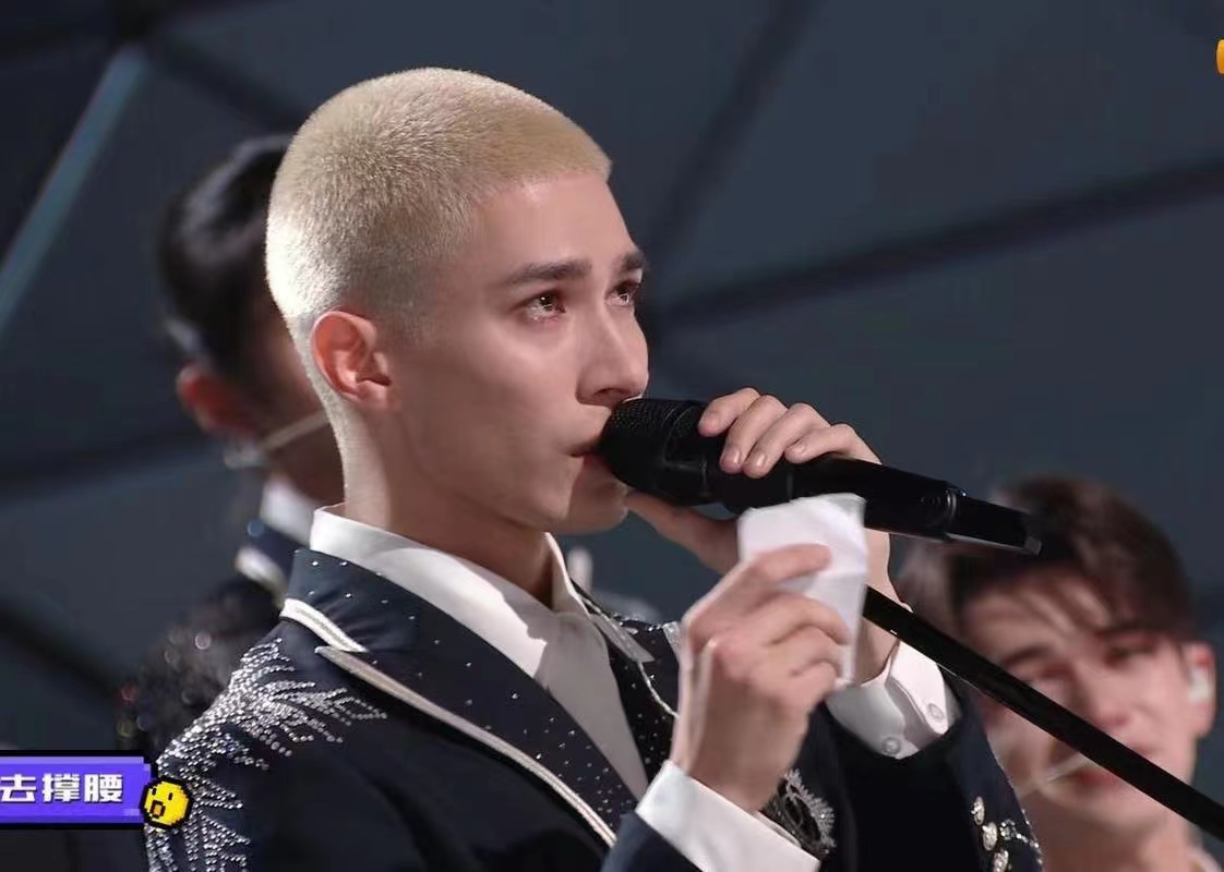 米卡|美国爱豆机场当众冷脸，无视内地粉丝示好，遭吐槽耍大牌脾气难搞