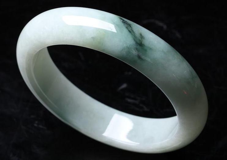 翡翠手镯|翡翠手镯的魅力展现在哪里?简约又大气,但这些手镯不能买