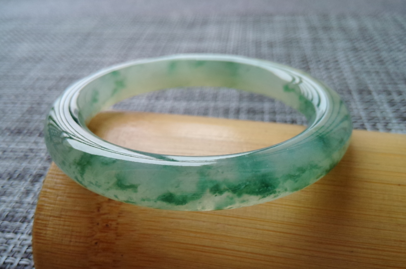 翡翠|翡翠的涨价趋势迅猛，市场出现热潮，但是也要注意鉴别真假