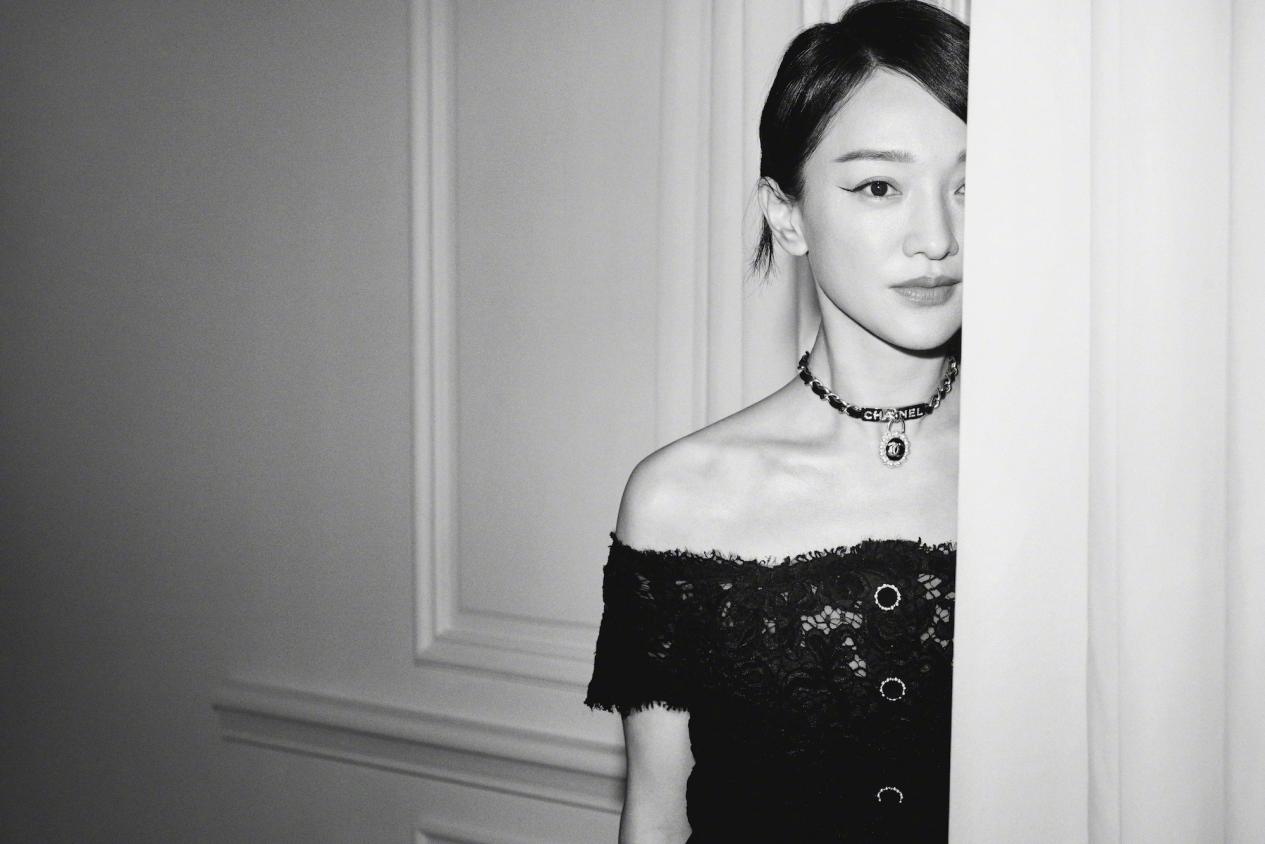 周迅|周迅这次下真功夫了！穿西装马甲戴毛线手套，4种发型自由切换大变样