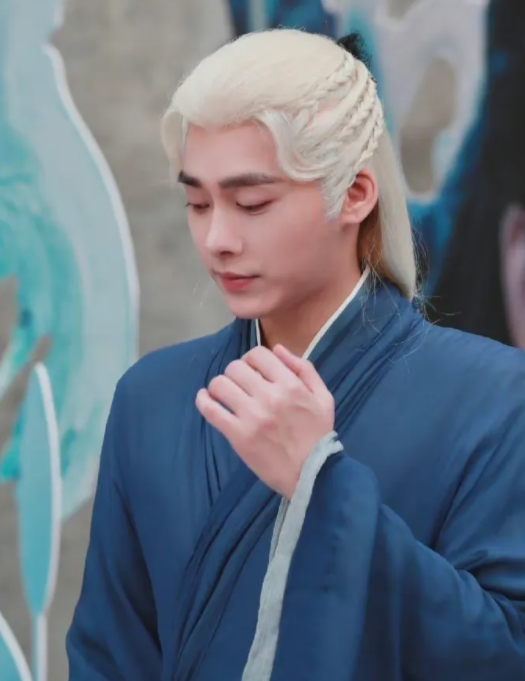 李易峰|《镜双城》最新路透，李易峰白发造型曝光，不显老！