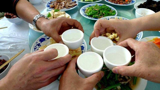 阿奇霉素|酒不可过量,脸上发出4个信号,可能是肝顶不住了!早点戒酒