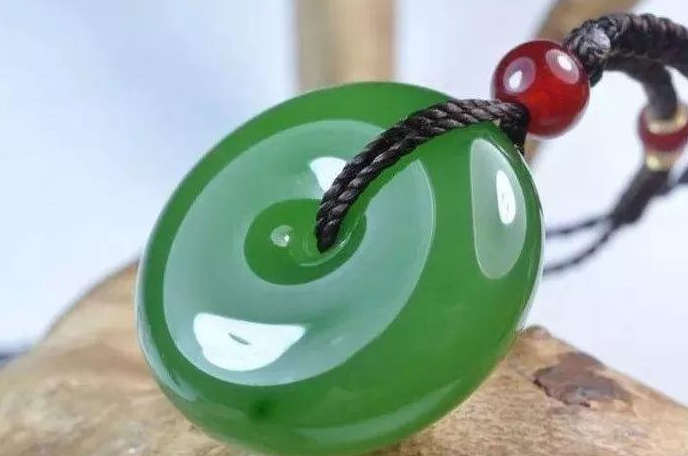 寺庙|长得虽然像翡翠,但是价格却天差地别,翡翠的造假真是防不胜防