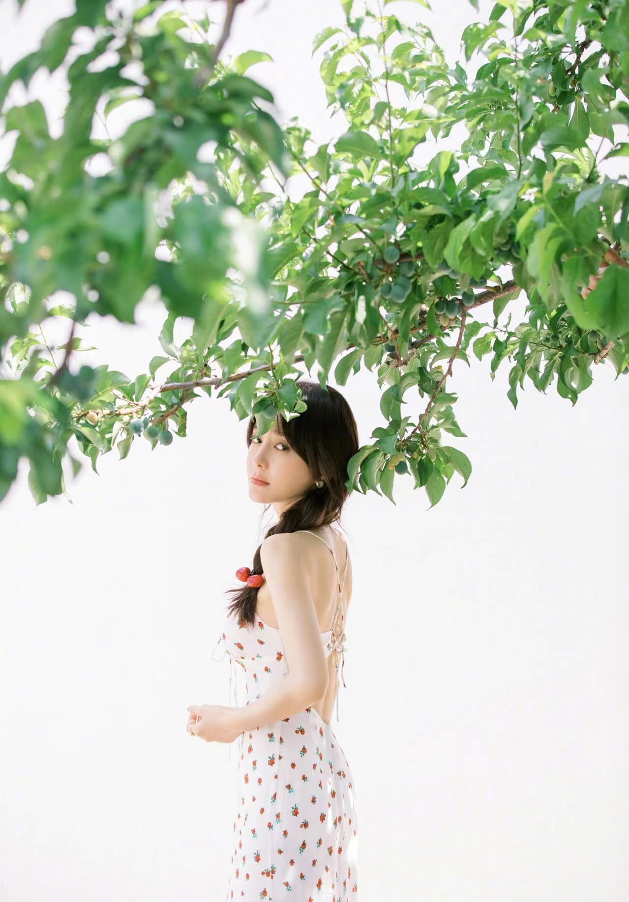 秦岚|秦岚风情不做作,颦笑如花有魅力