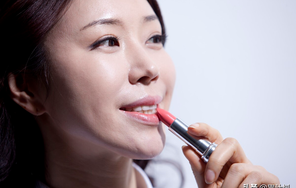 化妆 50+岁的女人,过年化妆“删繁就简”,画好这3个地方,简单又漂亮。