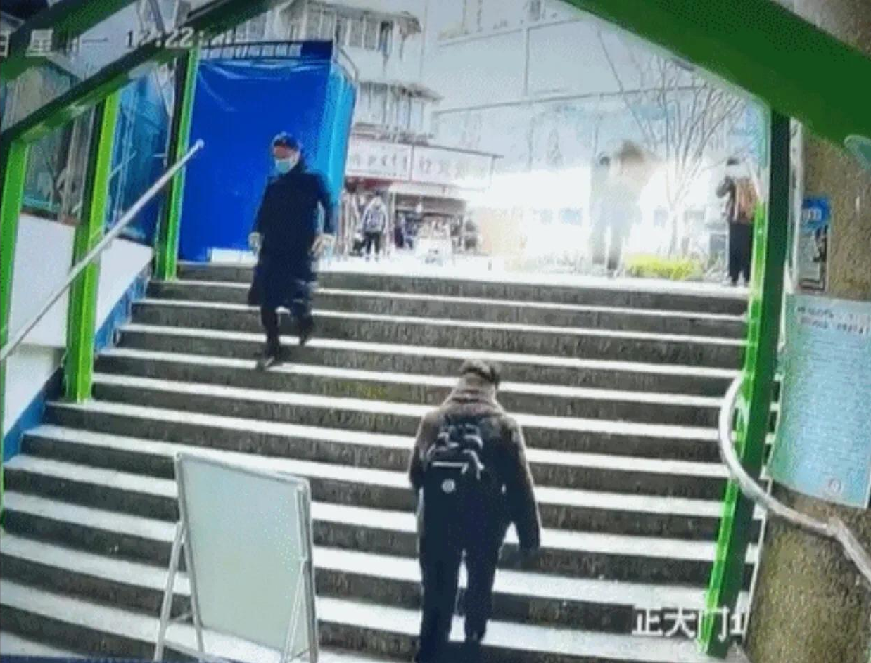 人心到底怎么了?贵州老人购物后路上摔伤,家属竟向超市索赔90万