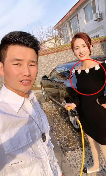 谢孟伟|嘎子哥谢孟伟：年少不更事，夫妻撒狗粮现场老婆竟穿“黑裙子配小白花”