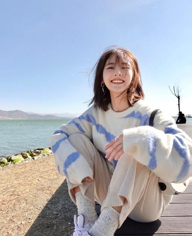 邢菲|邢菲近照，又被美到了，这身打扮我太喜欢了，清新气息扑面而来