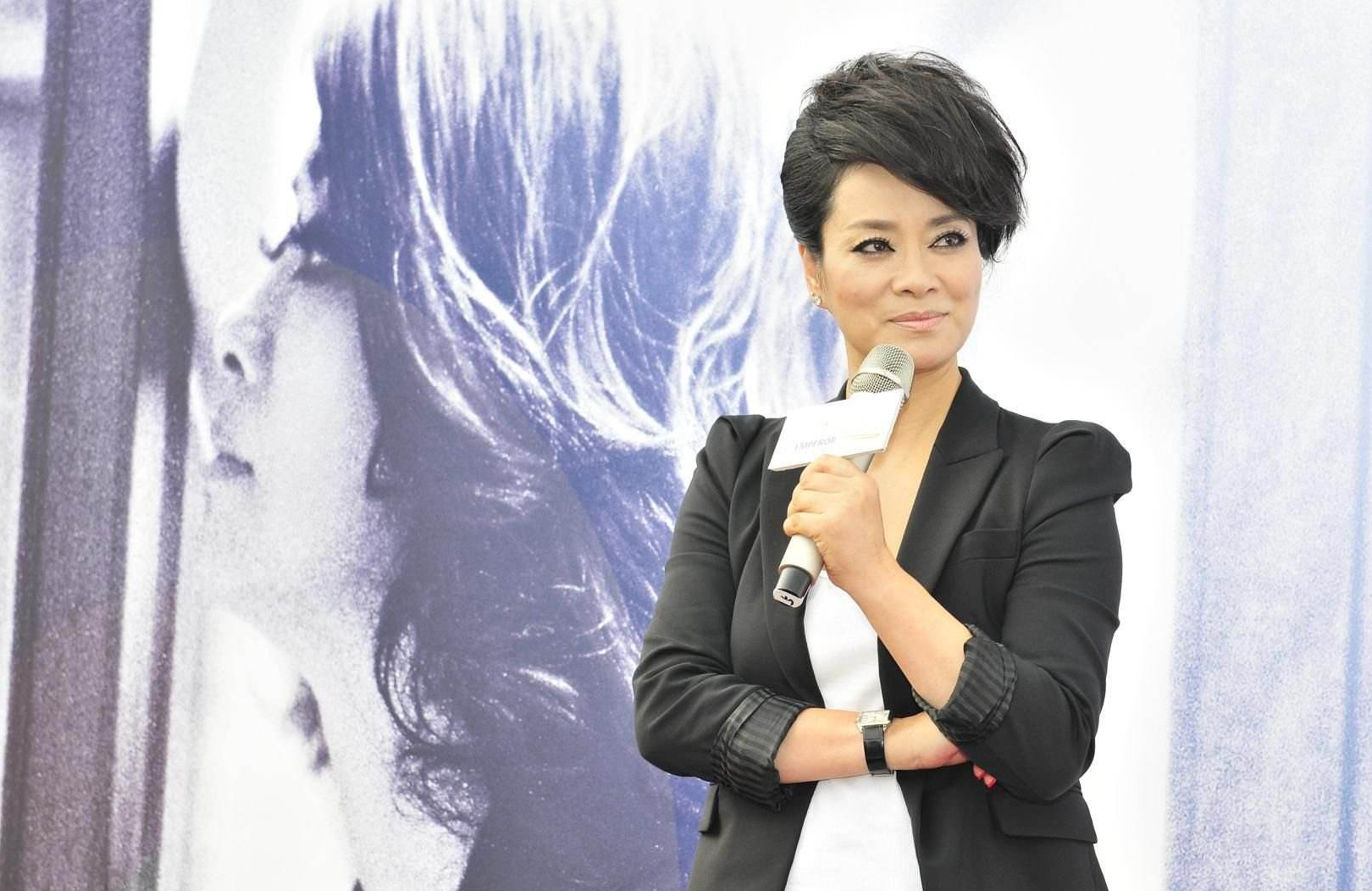 白澍|毛阿敏：是自己倒追的丈夫，她丧夫后首次现身，人比黄花瘦