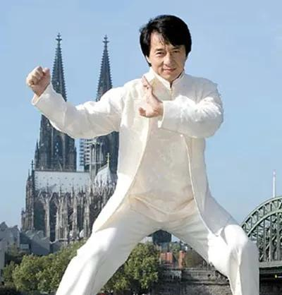 |成龙女儿唐人街餐厅打工,穿着随意排队领免费餐,太接地气了