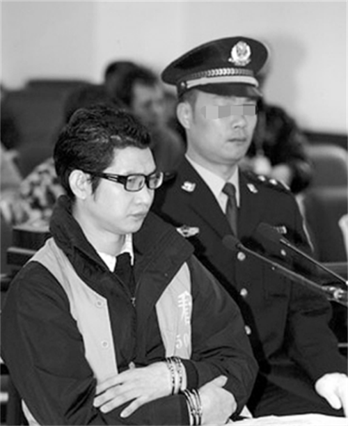 2010年,广东杀人犯陈瑞龙被押刑场,问法警:为什么我家人没来?