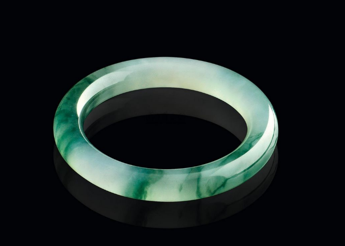 翡翠|翡翠手镯不都是老年人戴的吗？为何如今年轻人，也都带在了手上