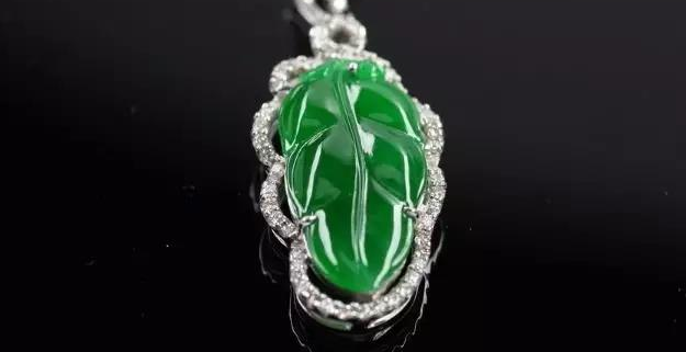 翡翠|翡翠内部产生棉絮，有的会影响翡翠价值，还可能让它价格翻倍