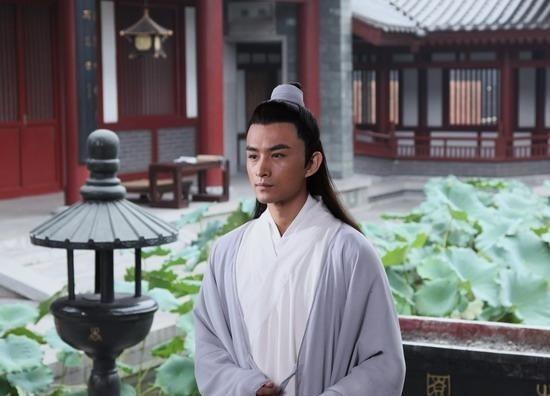雇了几个保镖专门守着水果摊,真新奇!