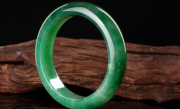 翡翠手镯|翡翠手镯具有百变的特性，深受女性喜爱，会促进自己血液循环