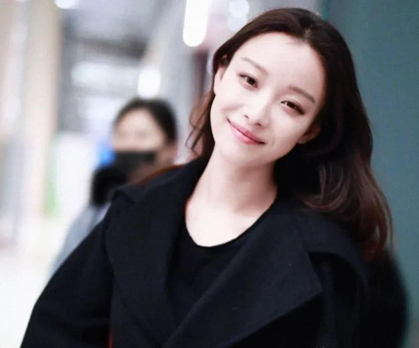 吴京|强吻雷佳音?公共场合整个身体倾斜头歪向吴京,倪妮这样做合适吗