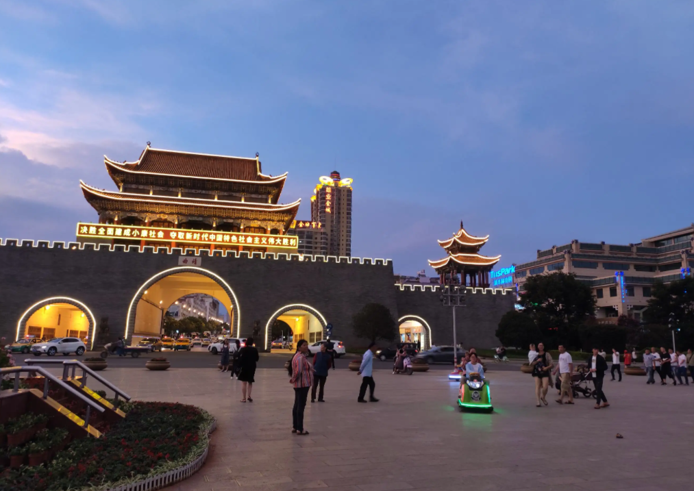 油菜花|曲靖的美景也是有很多的,最出名的就是三月份的油菜花海了,但美景可不止这些