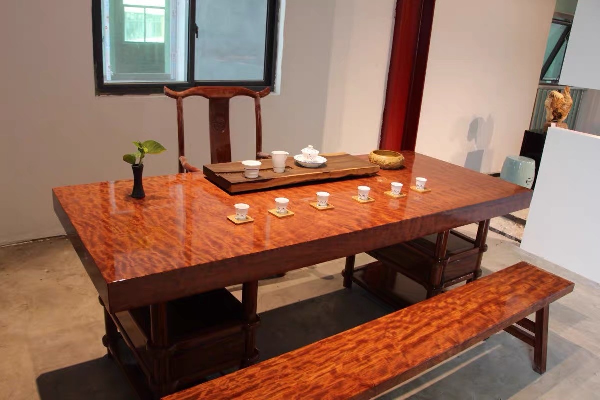 还在用传统的实木桌子吗?整块木头的实木大板桌了解下