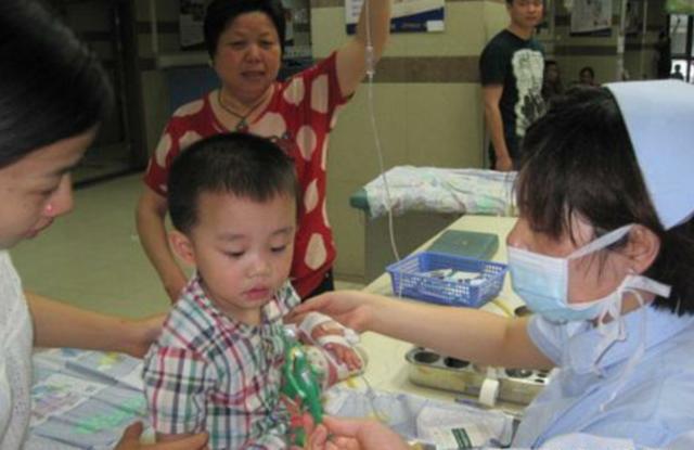 脾胃|吃一次等于8斤塑料,10岁男娃已经脾胃衰竭,医生怒斥:尽快戒掉