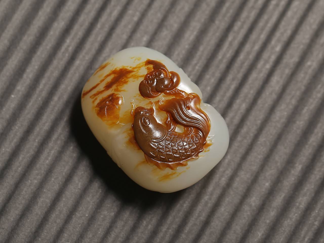 玉雕|佰匞推荐 红皮白肉独籽料挂件 俏色巧雕 连年有余 玉雕大师黄杨洪施造