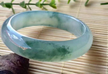 翡翠|顶级翡翠才会起刚和起胶,遇到一种,可以做传家宝了。