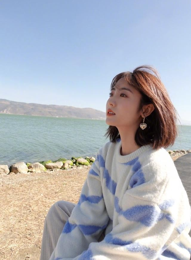 邢菲|邢菲近照，又被美到了，这身打扮我太喜欢了，清新气息扑面而来